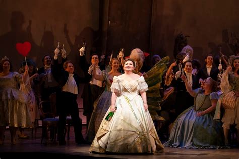  La Traviata: De hartverscheurende melodieën van liefde en verlies, een requiem voor de verloren schoonheid.